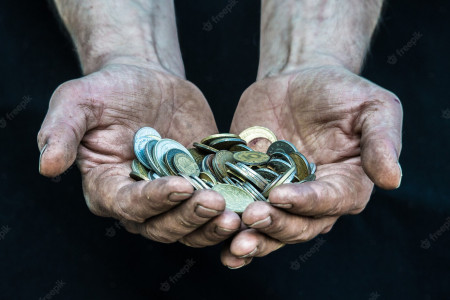 maos-sujas-pobre-homem-sem-teto-com-muitas-moedas-de-diferentes-paises-ilustrando-a-pobreza-na-sociedade-capitalista-moderna140289-4