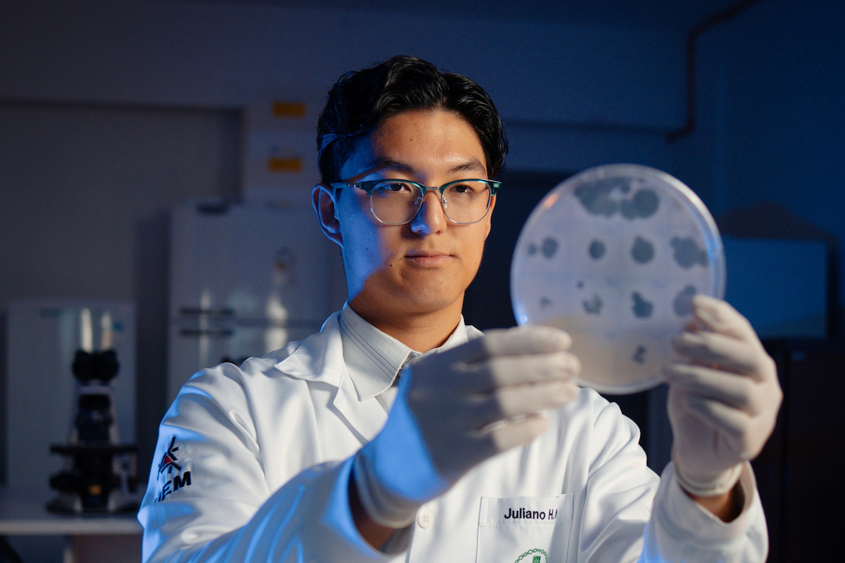 Egresado de Biomedicina de la UEM es premiado en los EE. UU. por estudio de tuberculosis